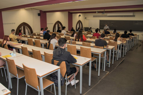 Students sit the university entrance exams in the University of Lleida (photo courtesy of UdL)